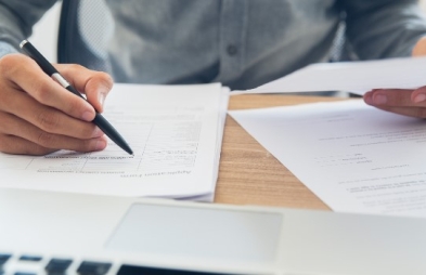 Tống đạt là gì? Thủ tục tống đạt được thực hiện như thế nào? Người thực hiện tống đạt có bắt buộc là Thừa phát lại?